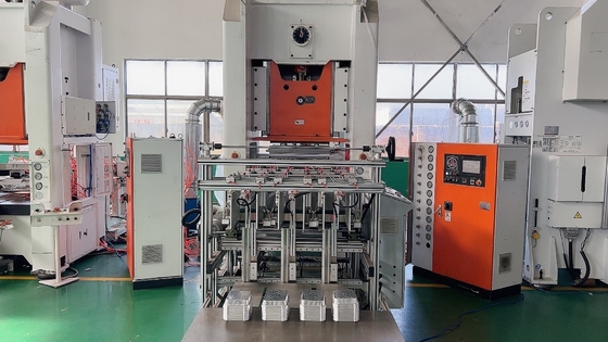 खरीदें पीएलसी नियंत्रित कुशल एल्यूमीनियम पन्नी कंटेनर बनाने की मशीन 26KW online manufacture