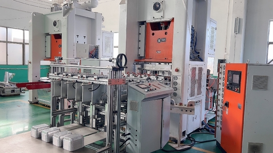 खरीदें मित्सुबिशी ब्रांड पीएलसी नियंत्रित 18000pcs/h एल्यूमीनियम चांदी पन्नी कंटेनर बनाने की मशीन online manufacture