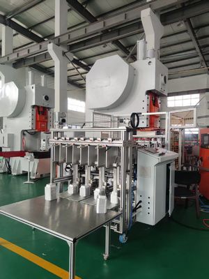 खरीदें LK-T63 Aluminum Foil Container Making Machine with Automatic Scrap Recycling 19KW Motor Power and 38~70 Times/min Working Speed online manufacture