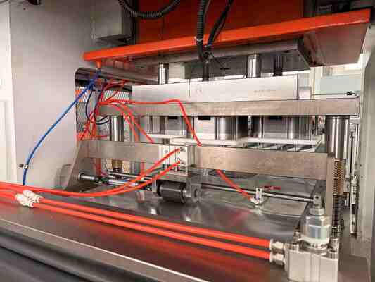 खरीदें LK-T80 आयताकार एल्यूमीनियम फ़ॉइल कंटेनर झुर्रीदार दीवार डिस्पोजेबल खाद्य कंटेनर मशीन online manufacture