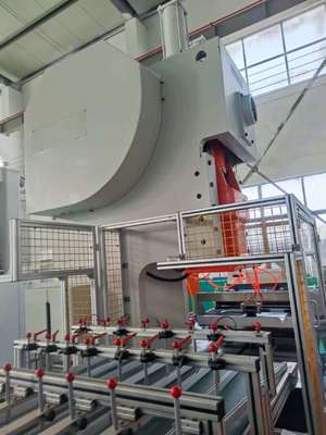 LK-T63 खाद्य पन्नी कंटेनर पंचिंग मशीन 9,000–12,000 यूनिट/घंटा आउटपुट