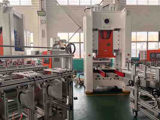 एल्यूमीनियम पन्नी कंटेनर बनाने की मशीन पुनर्नवीनीकरण योग्य चिकनी दीवार आयताकार धातु पैकेजिंग